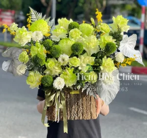Giỏ hoa tươi được thiết kế công phu, chuyên nghiệp đem đến cho không gian sang trọng và sự tinh tế.