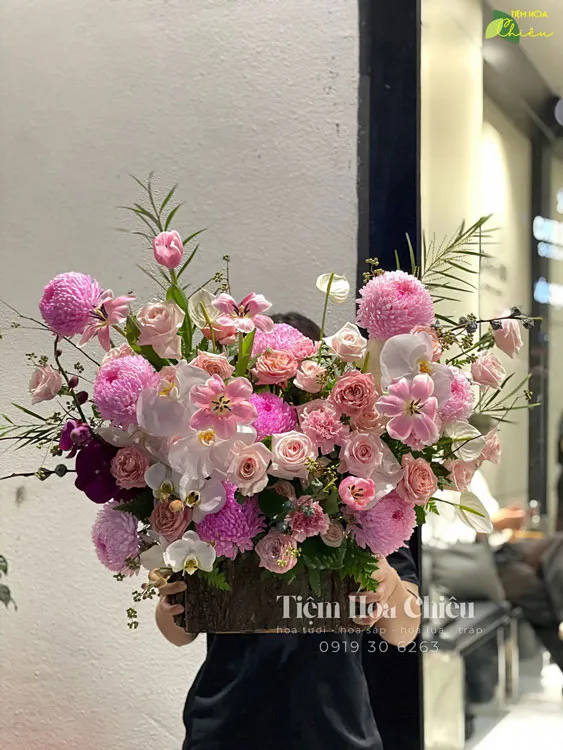 Giỏ hoa tươi được thiết kế công phu, chuyên nghiệp đem đến cho không gian sang trọng và sự tinh tế.
