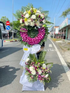 Đặt vòng hoa đám tang thể hiện lòng kính trọng, sự đồng cảm và kết nối tâm linh mong người mất an lạc.