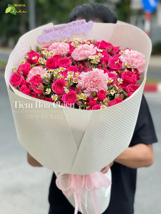 Đặt hoa tươi sinh nhật giúp người nhận cảm nhận được niềm vui và hạnh phúc trọn vẹn trong ngày đặc biệt.