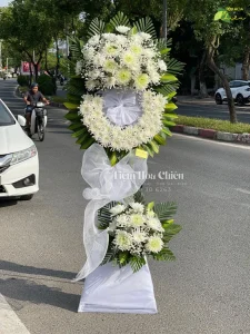 Đặt vòng hoa viếng thể hiện cảm xúc chân thành, sự xót xa và nỗi đau đớn khi mất đi một người thân yêu.