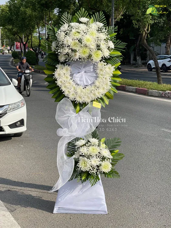 Đặt vòng hoa viếng thể hiện cảm xúc chân thành, sự xót xa và nỗi đau đớn khi mất đi một người thân yêu.
