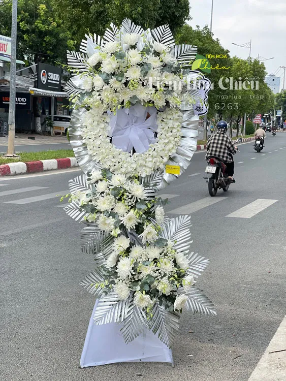 Đặt vòng hoa viếng thể hiện cảm xúc chân thành, sự xót xa và nỗi đau đớn khi mất đi một người thân yêu.
