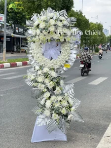 Đặt vòng hoa viếng đưa tiễn người đã khuất, thể hiện sự kính trọng, sự lưu luyến và niềm tiếc thương vô hạn.