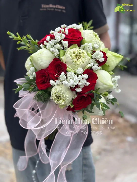 Shop hoa tươi Bạc Liêu - Đặt hoa cưới cầm tay đẹp giúp cô dâu trở nên tự tin và nổi bật hơn trong ngày cưới.