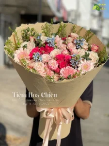 Đặt hoa tốt nghiệp chia sẻ niềm vui và tự hào tạo dấu ấn đặc biệt trong ngày quan trọng này.