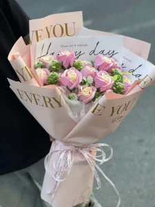 Hoa sáp mang tính thẩm mỹ cao, vừa đẹp rực rỡ, vừa bền lại còn giữ được hương thơm lâu.