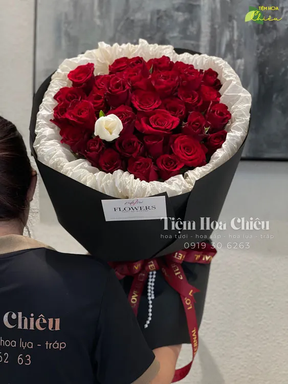 Đặt hoa tốt nghiệp chia sẻ niềm vui và tự hào tạo dấu ấn đặc biệt trong ngày quan trọng này.