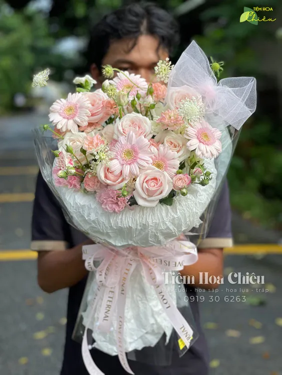 Đặt hoa tốt nghiệp chia sẻ niềm vui và tự hào tạo dấu ấn đặc biệt trong ngày quan trọng này.