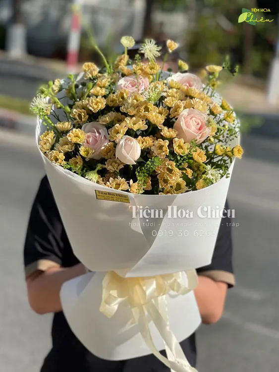 Đặt hoa mừng kỷ niệm ngày cưới tượng trưng cho sự trân trọng, gửi gắm trọn vẹn cảm xúc yêu thương.
