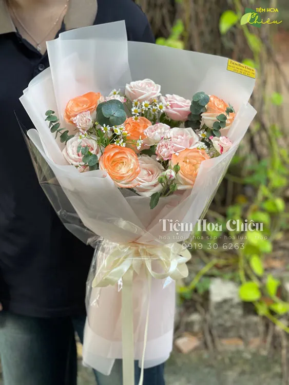 Đặt hoa mừng kỷ niệm ngày cưới tượng trưng cho sự trân trọng, gửi gắm trọn vẹn cảm xúc yêu thương.