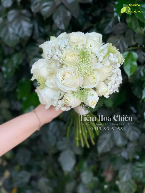 Đặt hoa cưới cầm tay biểu trưng cho sự trong sáng tạo điểm nhấn độc đáo trong trang phục cưới.