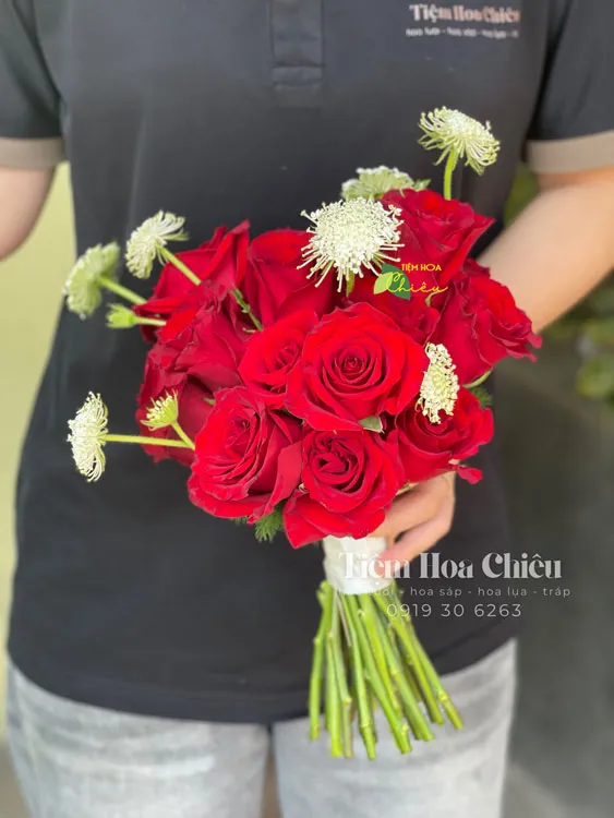 Đặt hoa cưới cầm tay biểu trưng cho sự trong sáng tạo điểm nhấn độc đáo trong trang phục cưới.