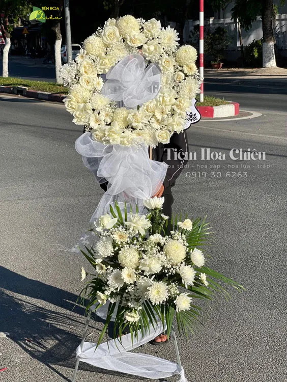 Đặt hoa viếng đám tang là sự trân trọng, sẻ chia và gửi gắm tấm lòng thành kính đến gia đình người đã khuất.