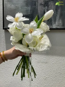 Đặt hoa cưới cầm tay biểu trưng cho sự trong sáng tạo điểm nhấn độc đáo trong trang phục cưới.