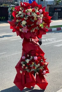 Lẳng hoa tươi tượng trưng cho sự phát tài và may mắn, mang lời chúc hồng phát đến người nhận.