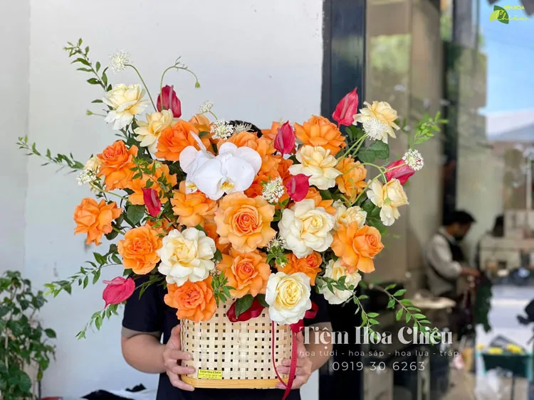 Giỏ hoa tươi được thiết kế công phu, chuyên nghiệp đem đến cho không gian sang trọng và sự tinh tế.