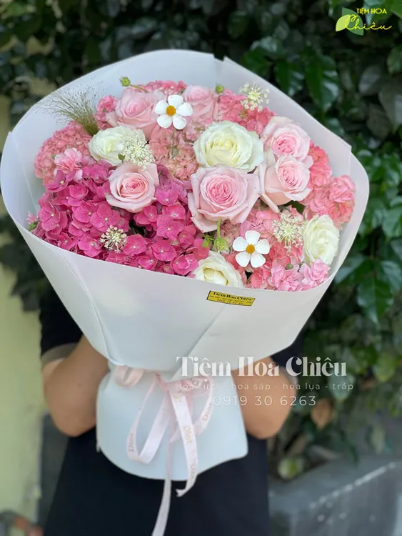 Đặt hoa bó sinh nhật mang đến niềm vui đặc biệt và gửi gắm biết bao cảm xúc chân thành người gửi.