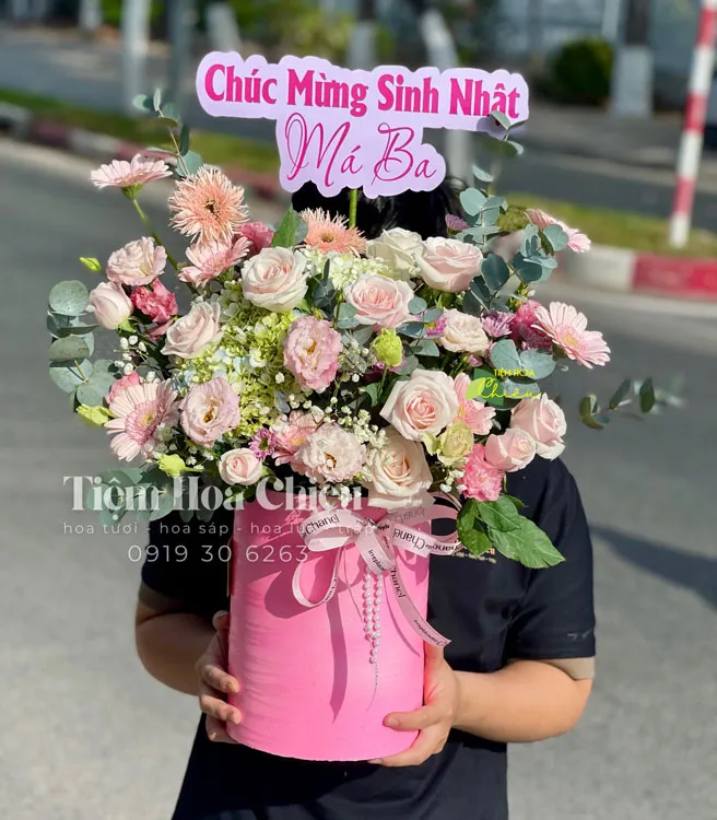 Đặt hoa tươi sinh nhật làm rạng rỡ ngày sinh nhật, khiến trái tim người nhận thêm ấm áp và hạnh phúc.