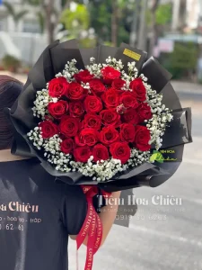 Đặt hoa mừng kỷ niệm ngày cưới tượng trưng cho sự trân trọng, gửi gắm trọn vẹn cảm xúc yêu thương.