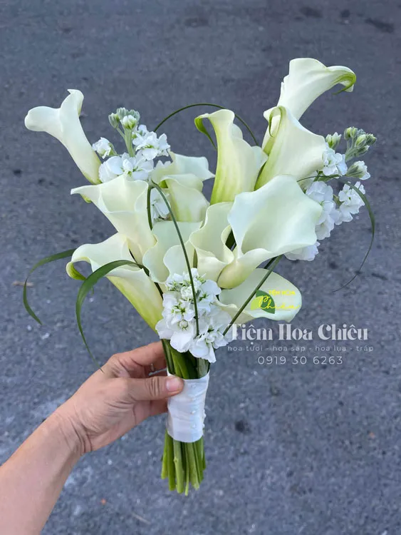 Cửa hàng hoa tươi Bạc Liêu - Đặt hoa cưới cầm tay tôn lên vẻ đẹp thanh lịch của cô dâu trong ngày trọng đại.