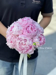 Cửa hàng hoa tươi Bạc Liêu - Đặt hoa cưới cầm tay tôn lên vẻ đẹp thanh lịch của cô dâu trong ngày trọng đại.