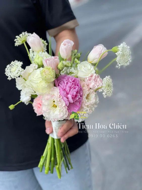 Cửa hàng hoa tươi Bạc Liêu - Đặt hoa cưới cầm tay tôn lên vẻ đẹp thanh lịch của cô dâu trong ngày trọng đại.