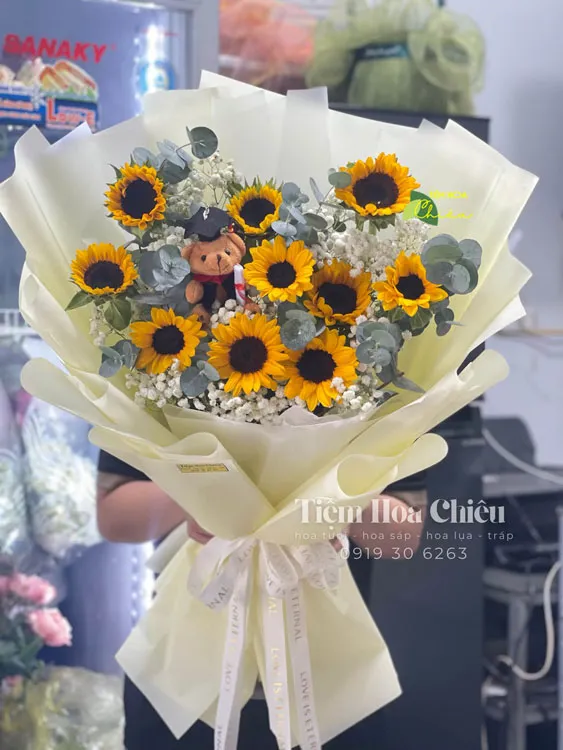 Đặt hoa tốt nghiệp biểu tượng của tri thức, lời cầu chúc cho một tương lai tươi sáng, hanh thông.