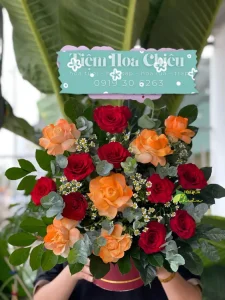 Giỏ hoa tươi truyền tải thông điệp ý nghĩa, gửi đi những cảm xúc chân thành đến người nhận.