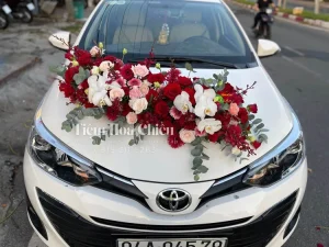 Tiệm hoa trang trí xe cưới tượng trưng khởi đầu ngọt ngào, hứa hẹn cuộc sống hôn nhân đầy màu sắc.