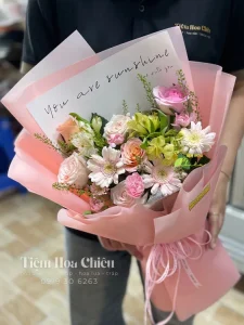 Đặt hoa chụp kỷ yếu đẹp giúp lưu giữ trọn vẹn những khoảnh khắc thanh xuân đáng nhớ đầy cảm xúc.