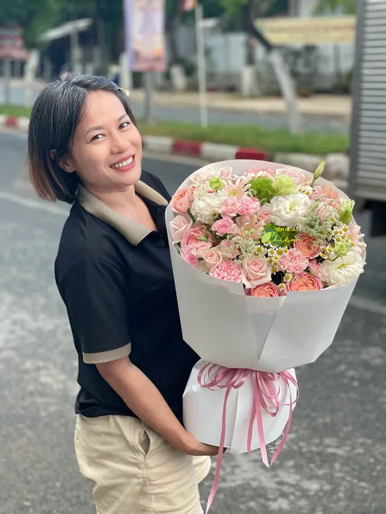 Đặt hoa ngày phụ nữ Việt Nam 20 10 thể hiện lòng biết ơn, sự trân trọng đối với người phụ nữ bạn thương yêu.