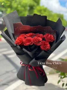 Hoa sáp giữ vẻ đẹp ban đầu, tượng trưng cho sự trân trọng và lâu bền trong mối quan hệ với người nhận.