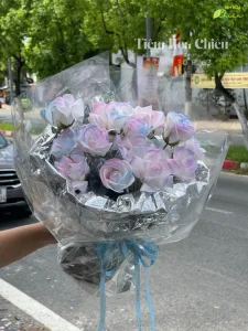 Đặt hoa sinh nhật được CHIÊU thiết kế tinh tế và sáng tạo, phù hợp với mọi đối tượng và lứa tuổi.