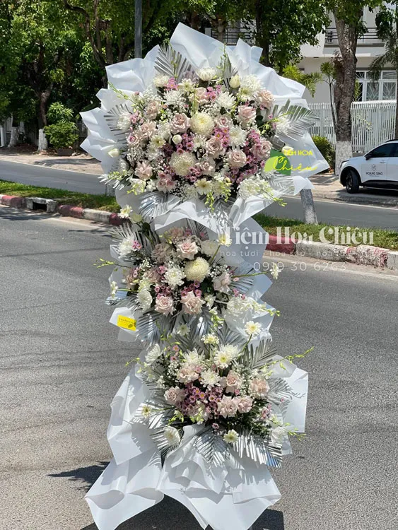 Đặt vòng hoa viếng mang ý nghĩa tinh thần, thể hiện sự tôn trọng và tưởng nhớ người đã khuất.