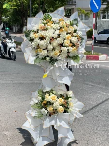 Đặt vòng hoa viếng mang ý nghĩa tinh thần, thể hiện sự tôn trọng và tưởng nhớ người đã khuất.