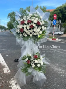 Đặt hoa viếng đám tang tiếc thương sự ra đi của người đã khuất, đồng cảm với sự mất mát của gia quyến.