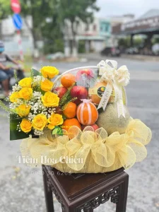 Giỏ trái cây quà tặng sang trọng, thể hiện sự trân trọng và quý mến đặc biệt dành cho người nhận.
