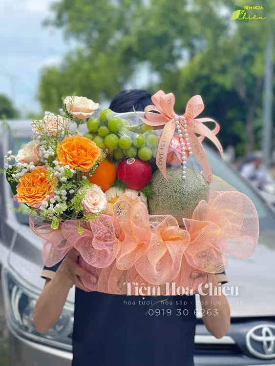 Giỏ trái cây quà tặng mang theo sự tươi mát, chan chứa nhiều lời chúc sức khỏe và đủ đầy cho người nhận.