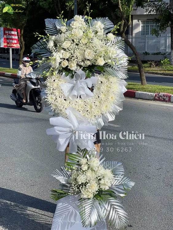 Đặt hoa viếng đám tang giảm bớt sự lạnh lẽo, u uất và gửi lời động viên chân thành đến những người ở lại.