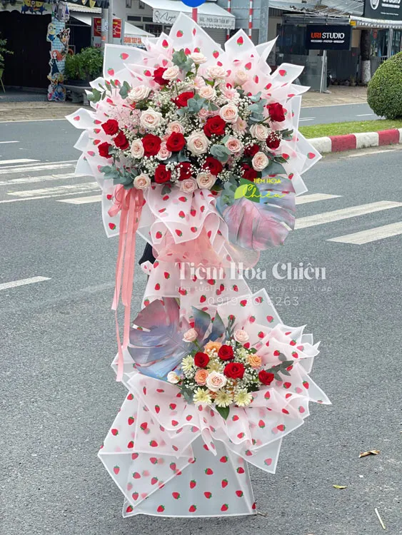 Đặt vòng hoa khai trương biểu tượng cho sự tinh tế, may mắn, thịnh vượng và phát triển bền vững.