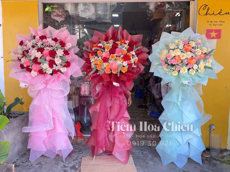 Đặt vòng hoa khai trương biểu tượng cho sự tinh tế, may mắn, thịnh vượng và phát triển bền vững.