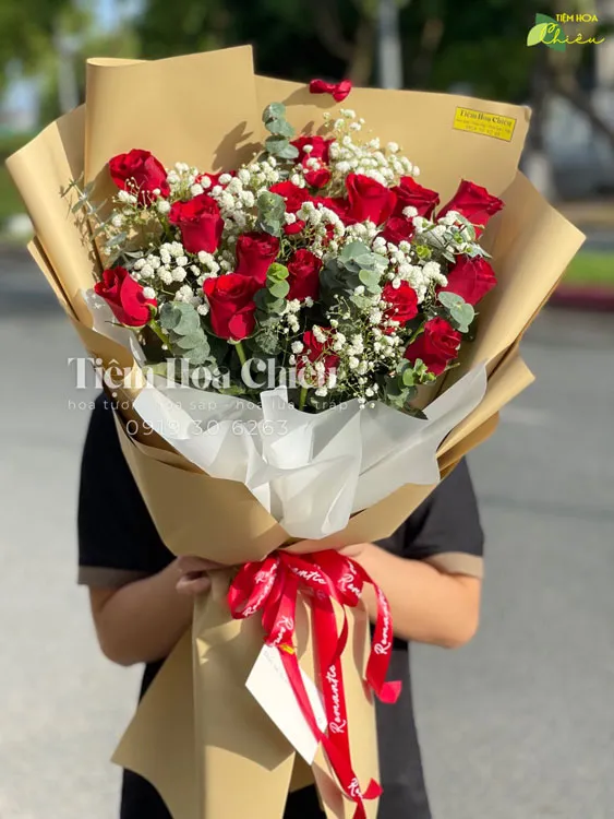 Đặt hoa mừng khai trương gửi gắm thông điệp may mắn, tạo nên không khí tươi vui, rộn ràng cho buổi lễ.