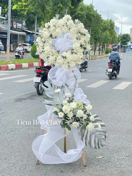 Đặt hoa viếng đám tang giảm bớt sự lạnh lẽo, u uất và gửi lời động viên chân thành đến những người ở lại.