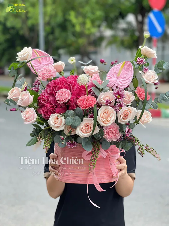 Đặt hoa chúc mừng ngày nhà giáo 20 11 đầy kính trọng, dành cho người lái đò thầm lặng trên con đường tri thức.