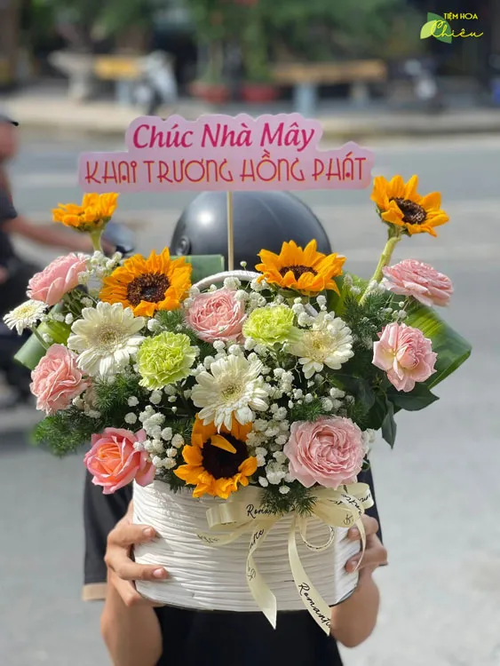 Đặt hoa mừng khai trương gửi gắm thông điệp may mắn, tạo nên không khí tươi vui, rộn ràng cho buổi lễ.
