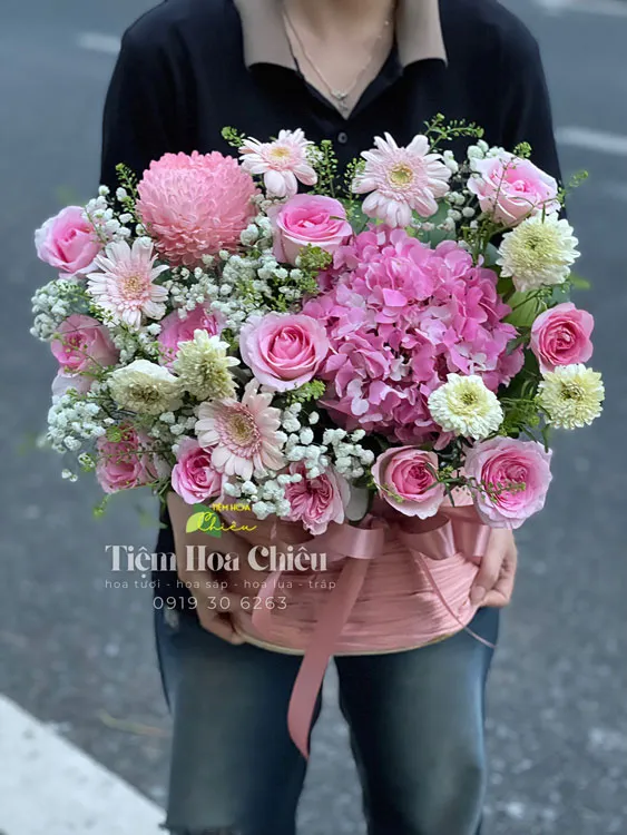 Giỏ hoa tươi truyền tải xúc cảm khó nói bằng lời từ sự yêu thương, ngưỡng mộ cho đến sự trân trọng.