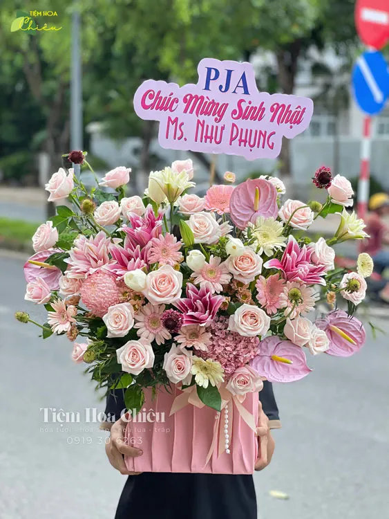 Đặt hoa tươi sinh nhật được thiết kế tinh tế và sáng tạo, phù hợp với mọi đối tượng và lứa tuổi.