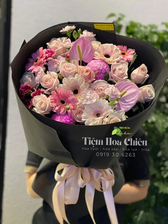 Đặt hoa sinh nhật là dịp đặc biệt để kỷ niệm, giúp khoảnh khắc đó trở nên ý nghĩa, rực rỡ và đáng nhớ hơn.
