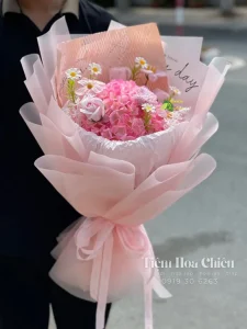 Hoa sáp thiết kế sang trọng, màu sắc bắt mắt và độ bền lâu dài giúp món quà trở nên tinh tế khi trao tặng.